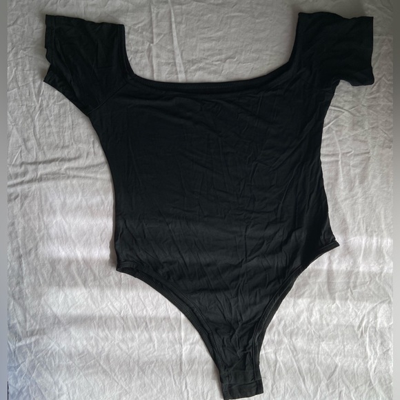 Black cap sleeve basic snap gusset bodysuit - Picture 2 of 14